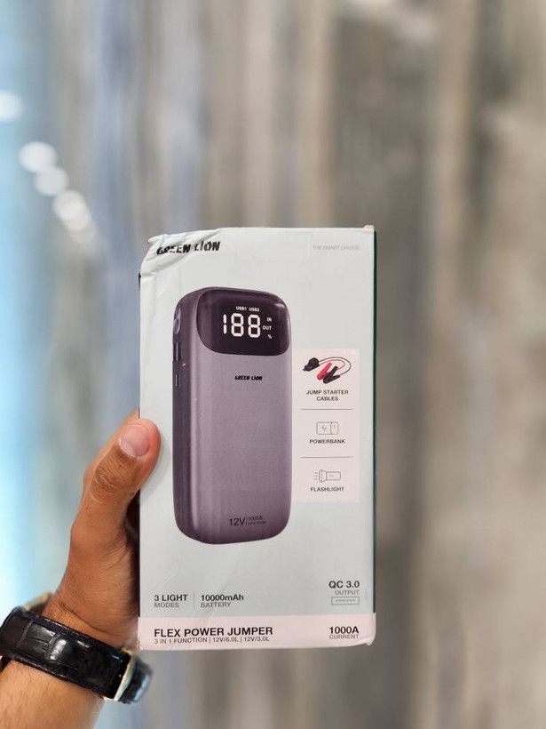 پاوربانک و جامپ استارتر خودرو گرین لاین مدل Flex Power GNFLXJUMP10GY ظرفیت 10000 میلی‌آمپر ساعت با جریان لحظه‌ای 1000 آمپر، شارژ سریع USB و چراغ قوه 3 حالته، مناسب روشن کردن موتورهای بنزینی تا 6 لیتر و دیزلی تا 3 لیتر